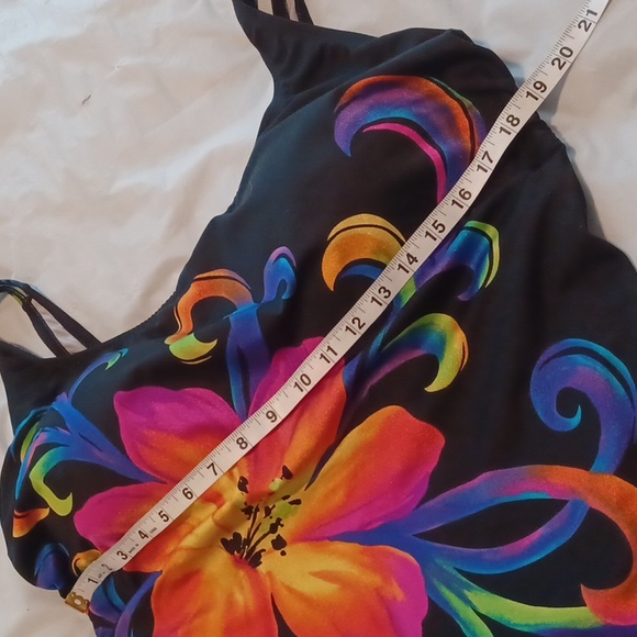 🍓Vibrant Floral Swimsuit - Picture 9 of 10